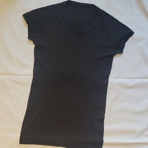 lululemon - Swiftly Tech Short Sleeve Crew - Size 6 - Black